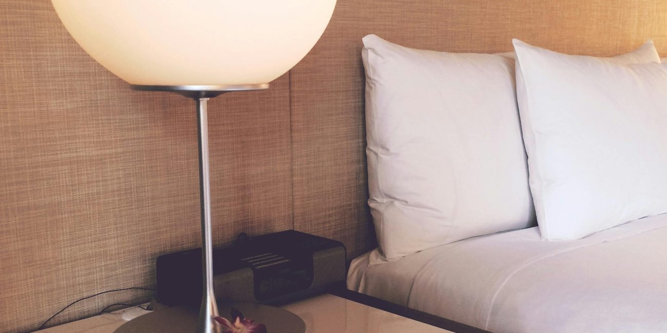 Stylish hotel room featuring soft lighting, elegant bedding, and modern furnishings for a cozy stay. Chambre d'hôtel élégante avec un éclairage doux, une literie raffinée et des meubles modernes pour un séjour cosy.