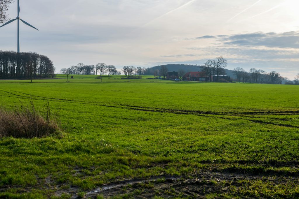 Peaceful countryside scene featuring a wind turbine on a sunny day. Scène paisible à la campagne avec une éolienne par une journée ensoleillée.