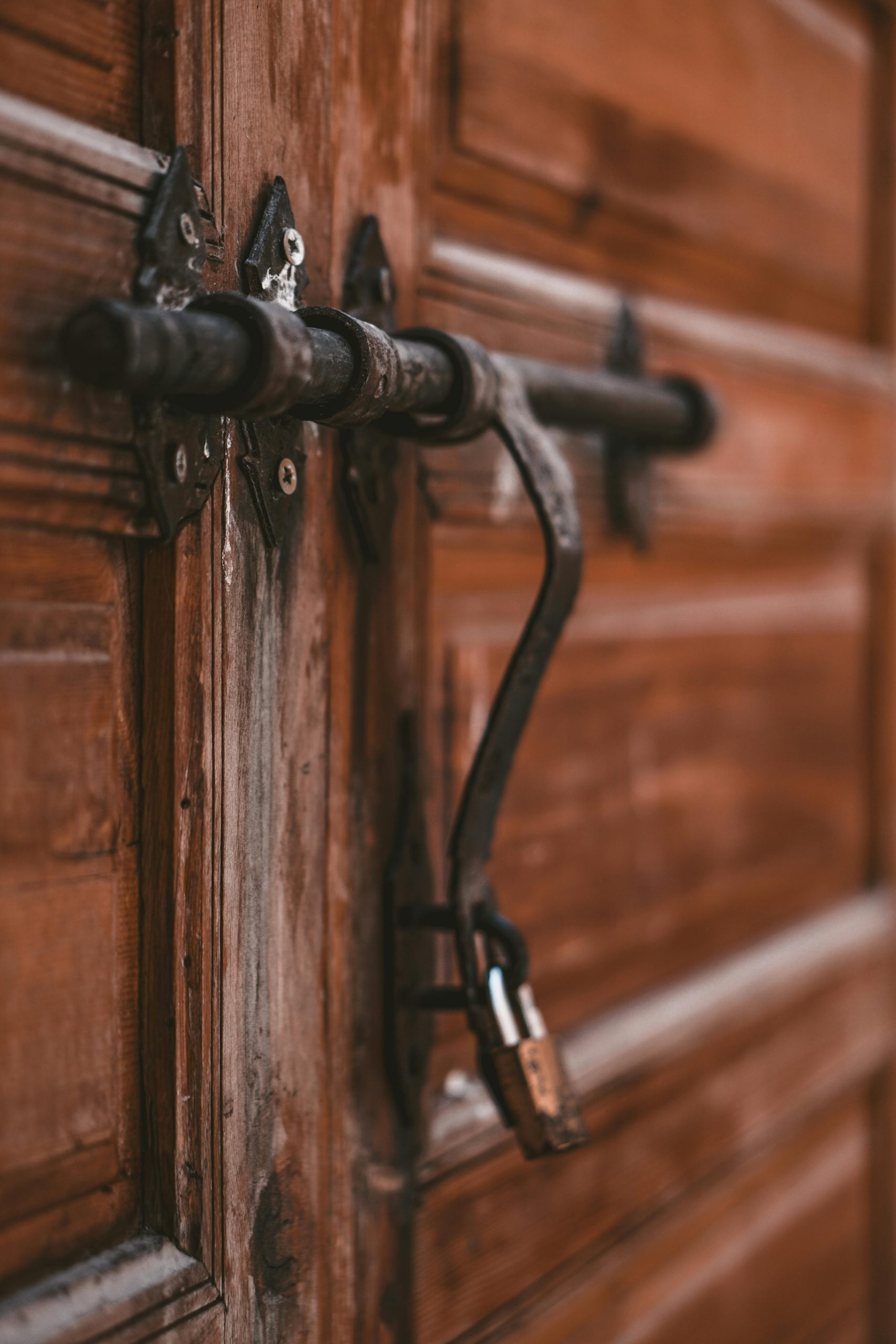 Comment choisir, poser et entretenir les gonds de porte