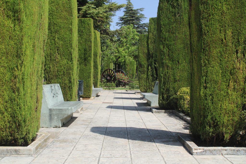 Lined with leyland cypresses, ce parc de Martos est parfait pour une promenade tranquille.