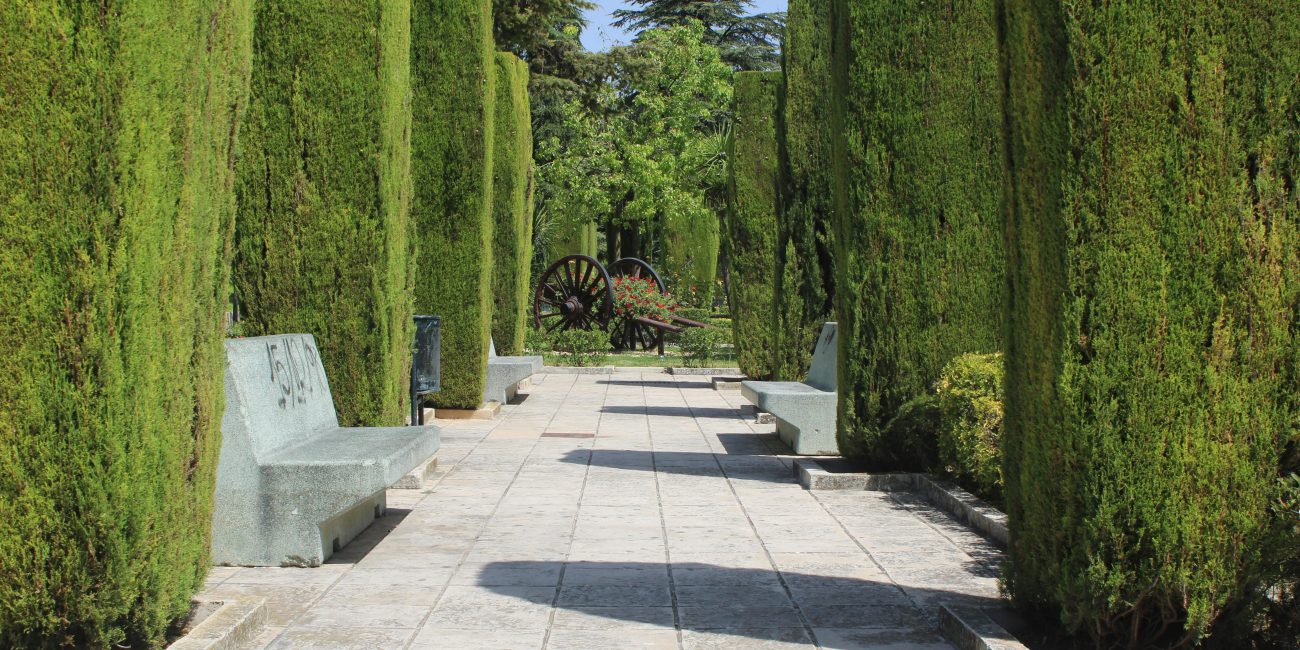 Lined with leyland cypresses, ce parc de Martos est parfait pour une promenade tranquille.
