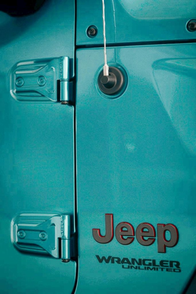 Détail en gros plan d'une charnière de porte de Jeep Wrangler Unlimited en couleur bleu-vert métallisé.