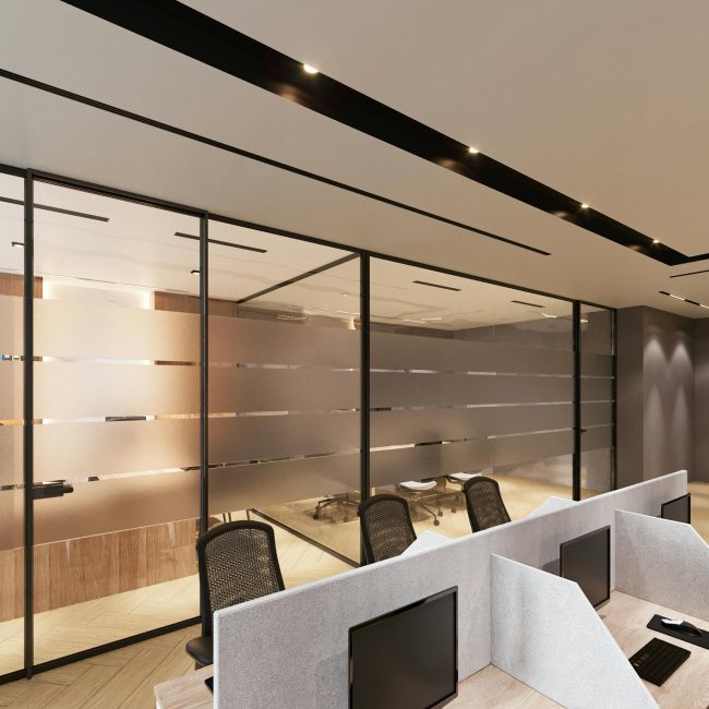 Contemporain bureau avec cloisons élégantes et grandes parois vitrées pour une ambiance ouverte