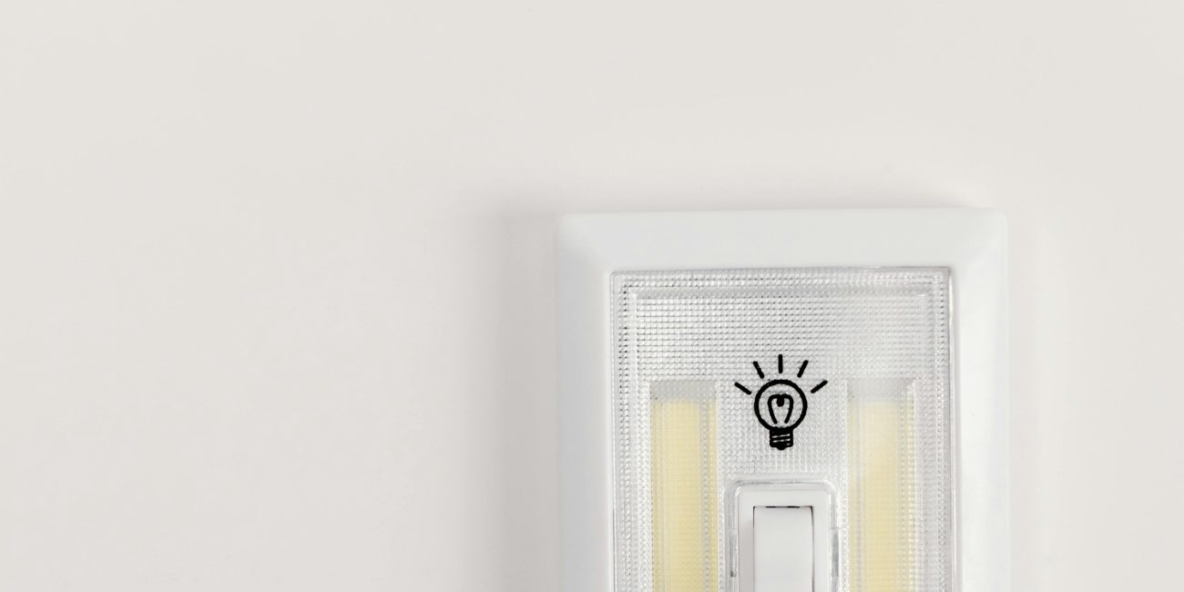 Minimaliste illustration d'un interrupteur avec l'étiquette "off" sur un fond blanc épuré.