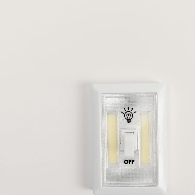 Minimaliste illustration d'un interrupteur avec l'étiquette "off" sur un fond blanc épuré.