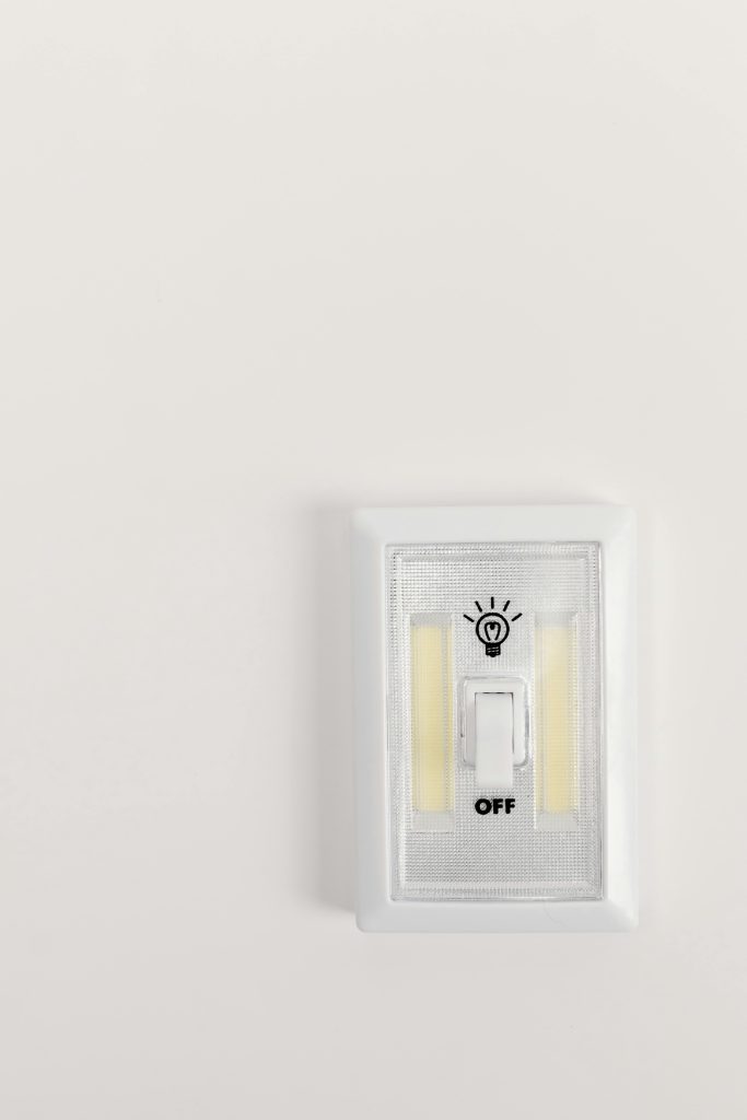 Minimaliste illustration d'un interrupteur avec l'étiquette "off" sur un fond blanc épuré.