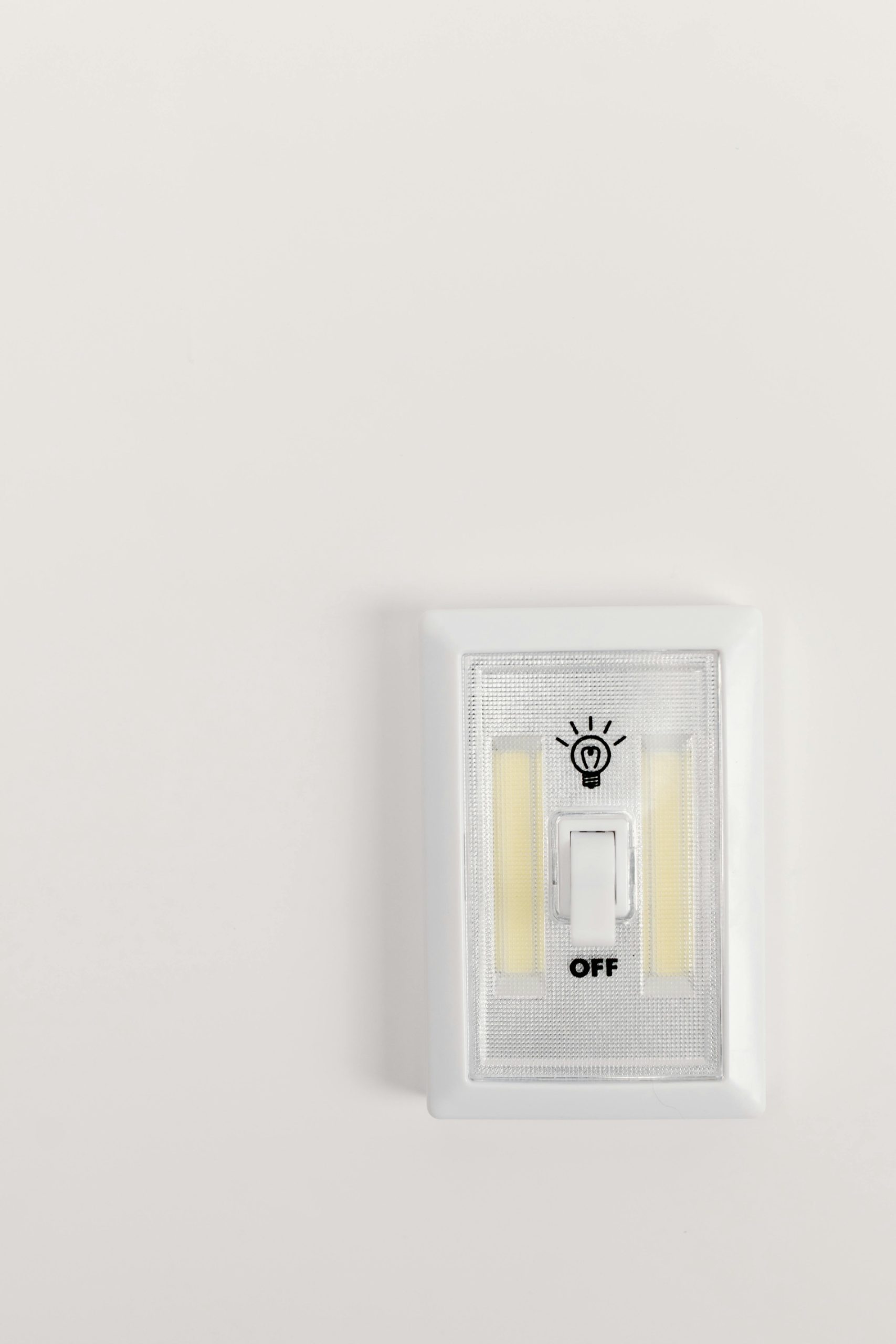 Minimaliste illustration d'un interrupteur avec l'étiquette "off" sur un fond blanc épuré.