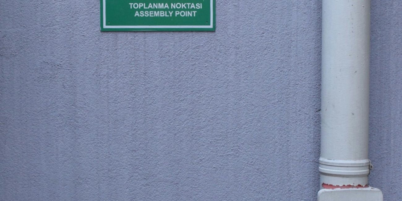 Un panneau de point de rassemblement mural avec des bouches d'incendie à Kahramanmaraş, en Turquie.