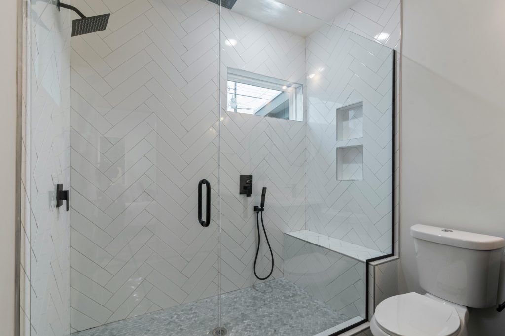 Elegant salle de bain avec une douche à l'italienne élégante et un design contemporain.
