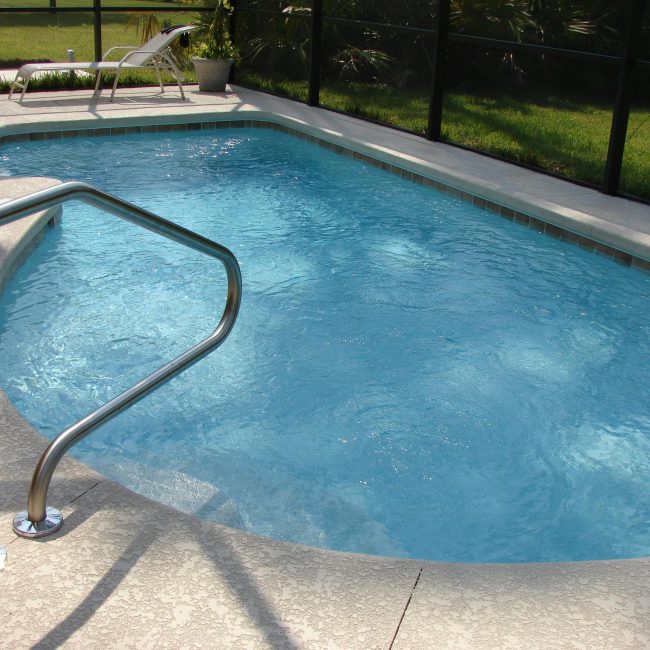 A tranquil image of a clean swimming pool set in a sunny backyard, perfect for relaxation. Image tranquille d'une piscine propre installée dans un jardin ensoleillé, parfaite pour la détente.