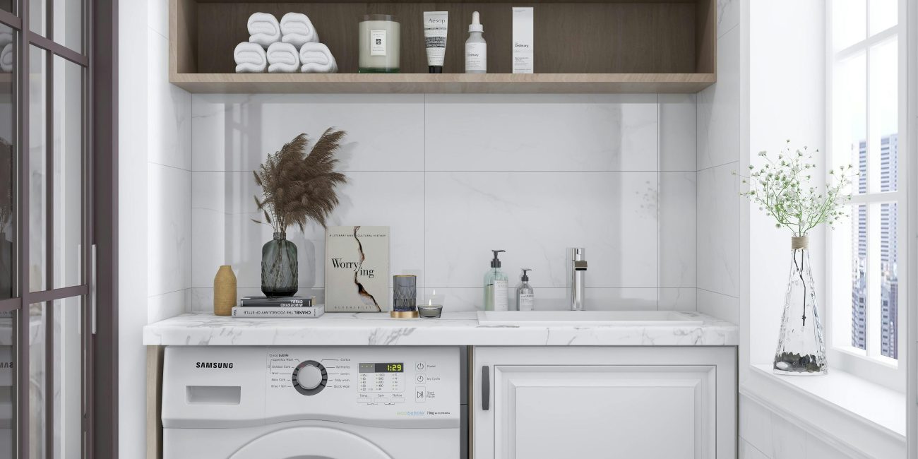 Une buanderie élégante et lumineuse avec une machine à laver, des placards et une décoration naturelle.