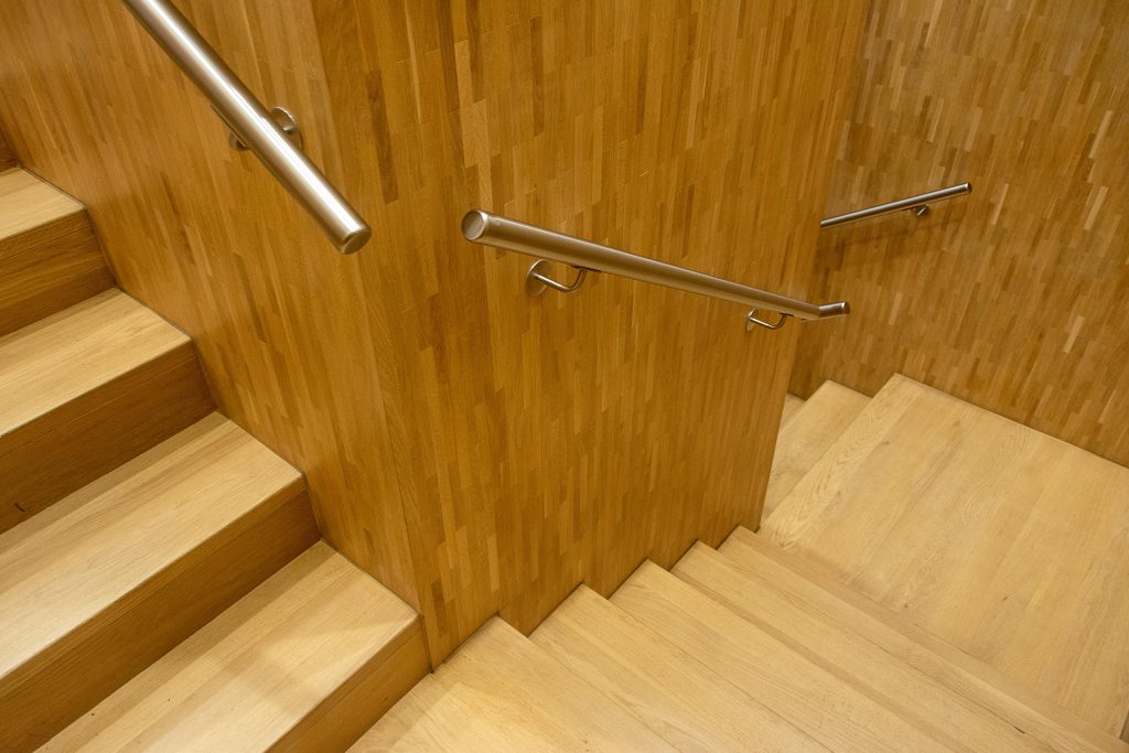 Contemporain escalier en bois avec des rampes métalliques élégantes dans un intérieur.