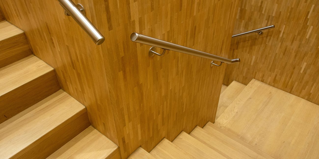 Contemporain escalier en bois avec des rampes métalliques élégantes dans un intérieur.