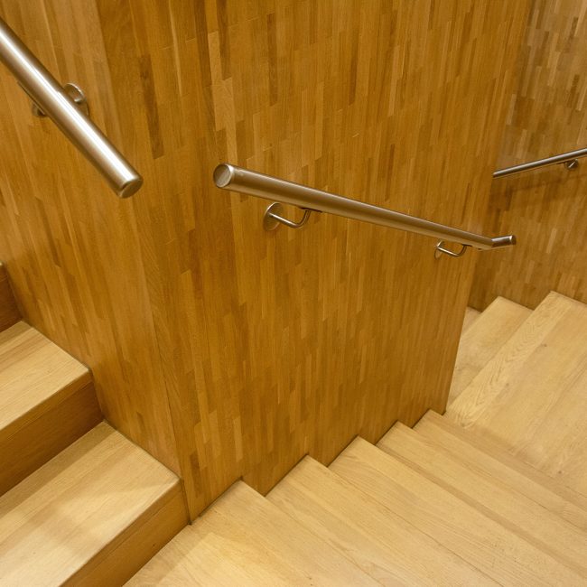 Contemporain escalier en bois avec des rampes métalliques élégantes dans un intérieur.