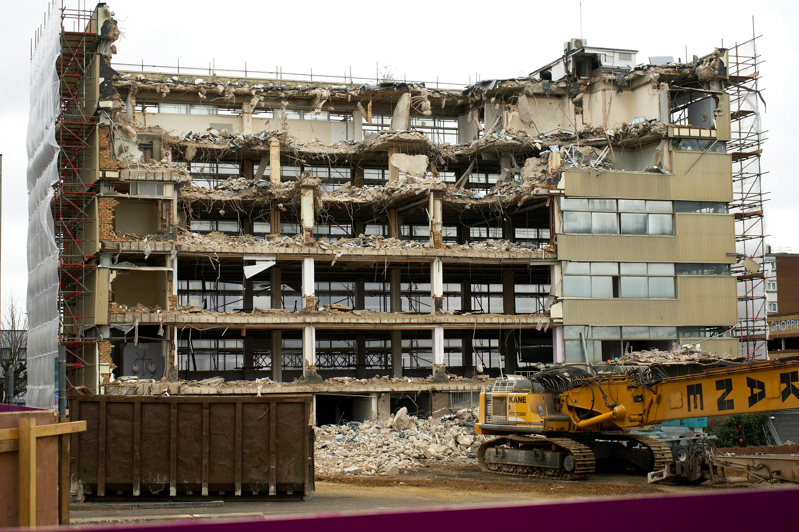 Que faire face à une construction illégale datant de plus de 10 ans : démarches et solutions