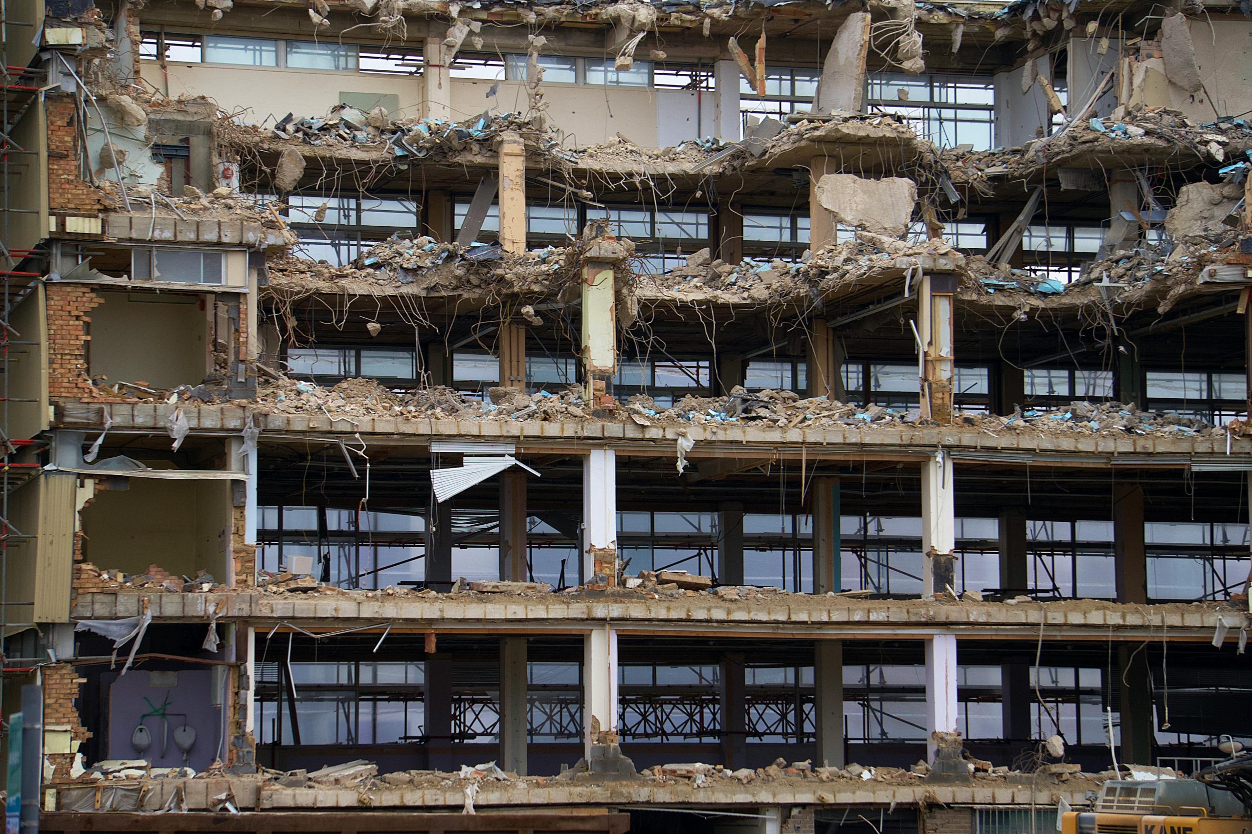 Recours légaux et options pour régulariser une construction illégale de plus de 10 ans