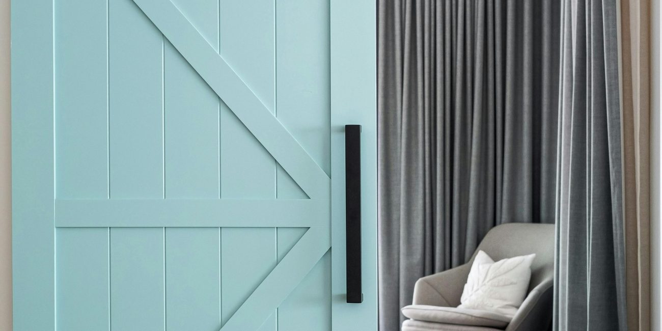 Contemporary room avec une porte de grange coulissante et un fauteuil confortable