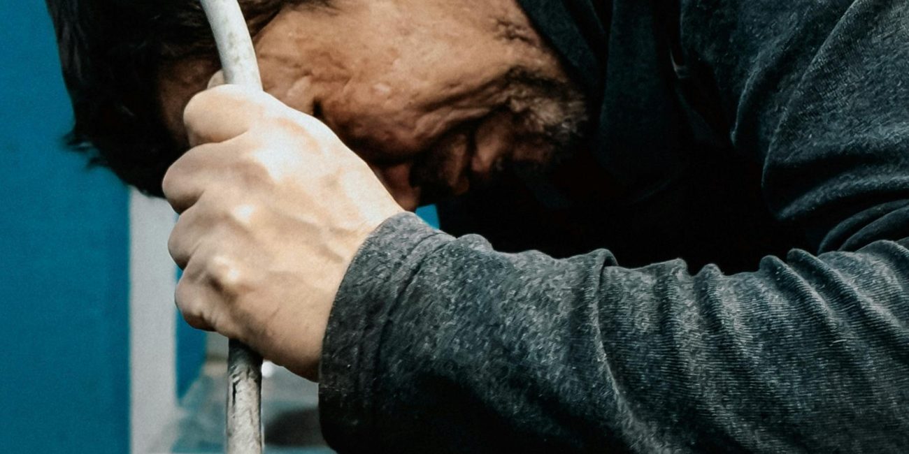A technician concentrates on adjusting a water pump indoors. Un technicien se concentre sur l'ajustement d'une pompe à eau à l'intérieur.