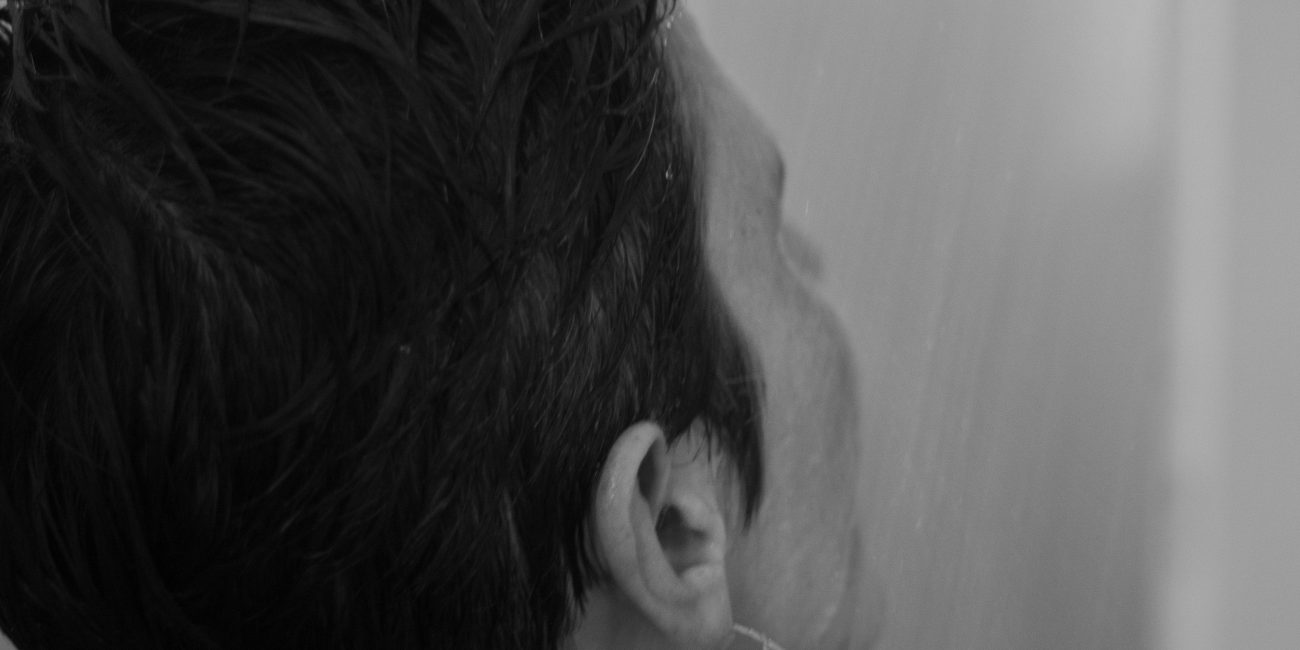Artistic black and white portrait of a woman showering. Portrait artistique en noir et blanc d'une femme sous la douche.