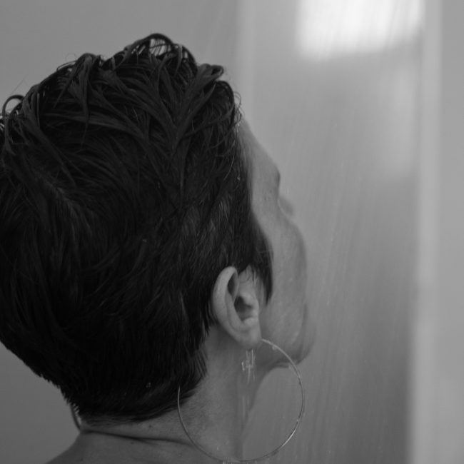 Artistic black and white portrait of a woman showering. Portrait artistique en noir et blanc d'une femme sous la douche.