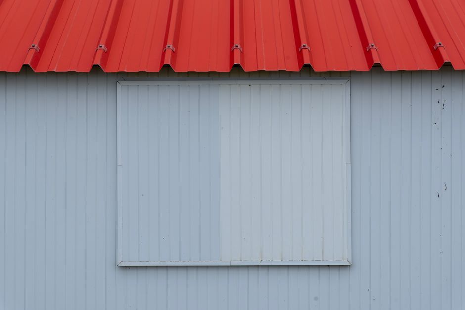 Toit et bardage en tôle bac acier rouge