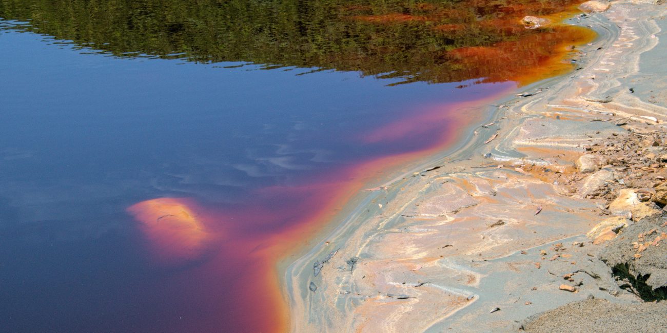 Vibrant hues in Minas de Riotinto lake depicting mineral deposits and reflections. Teintes vibrantes du lac Minas de Riotinto représentant les dépôts minéraux et les reflets.