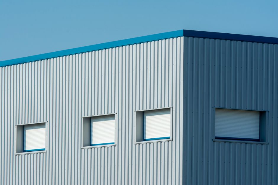 Façade industrielle avec bardage en bac acier