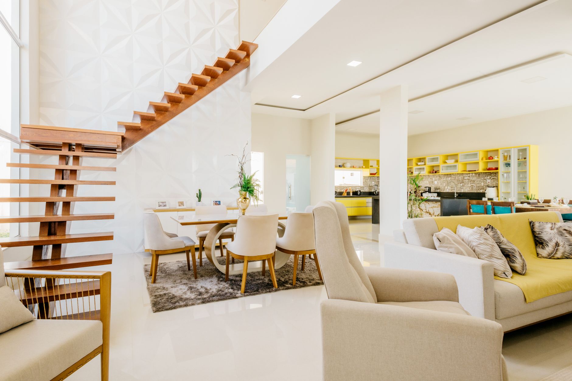 Salon lumineux dans une maison rénovée