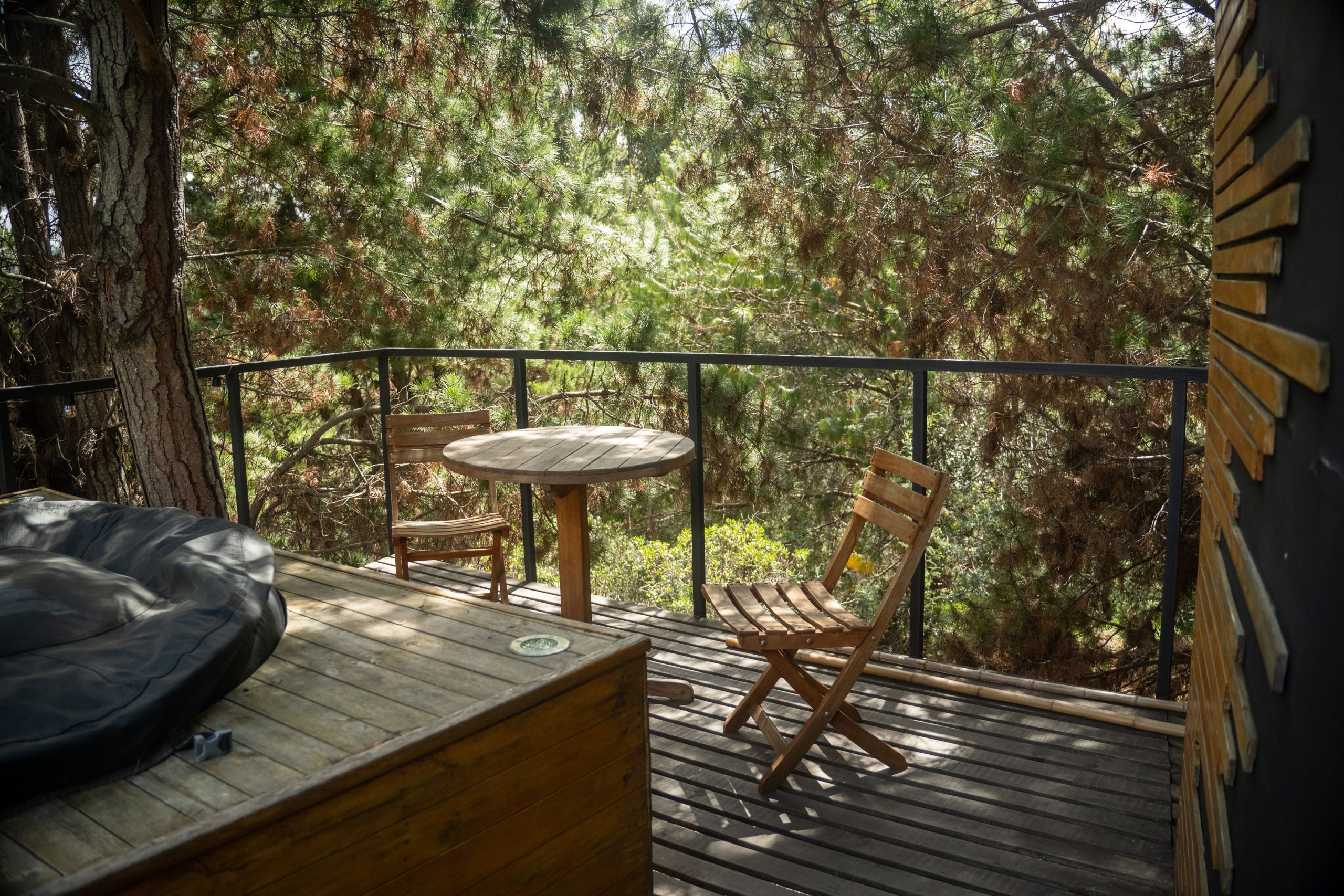 Balcon paisible avec chaises et table en bois