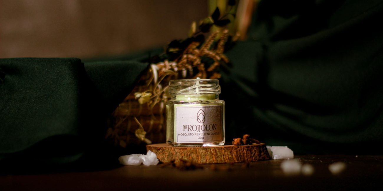 Bougie anti-moustique bio posée sur une table extérieure