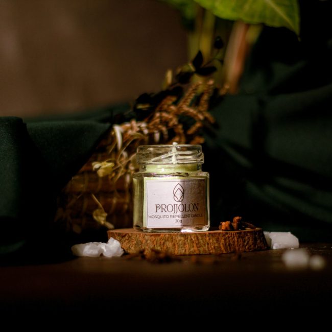 Bougie anti-moustique bio posée sur une table extérieure