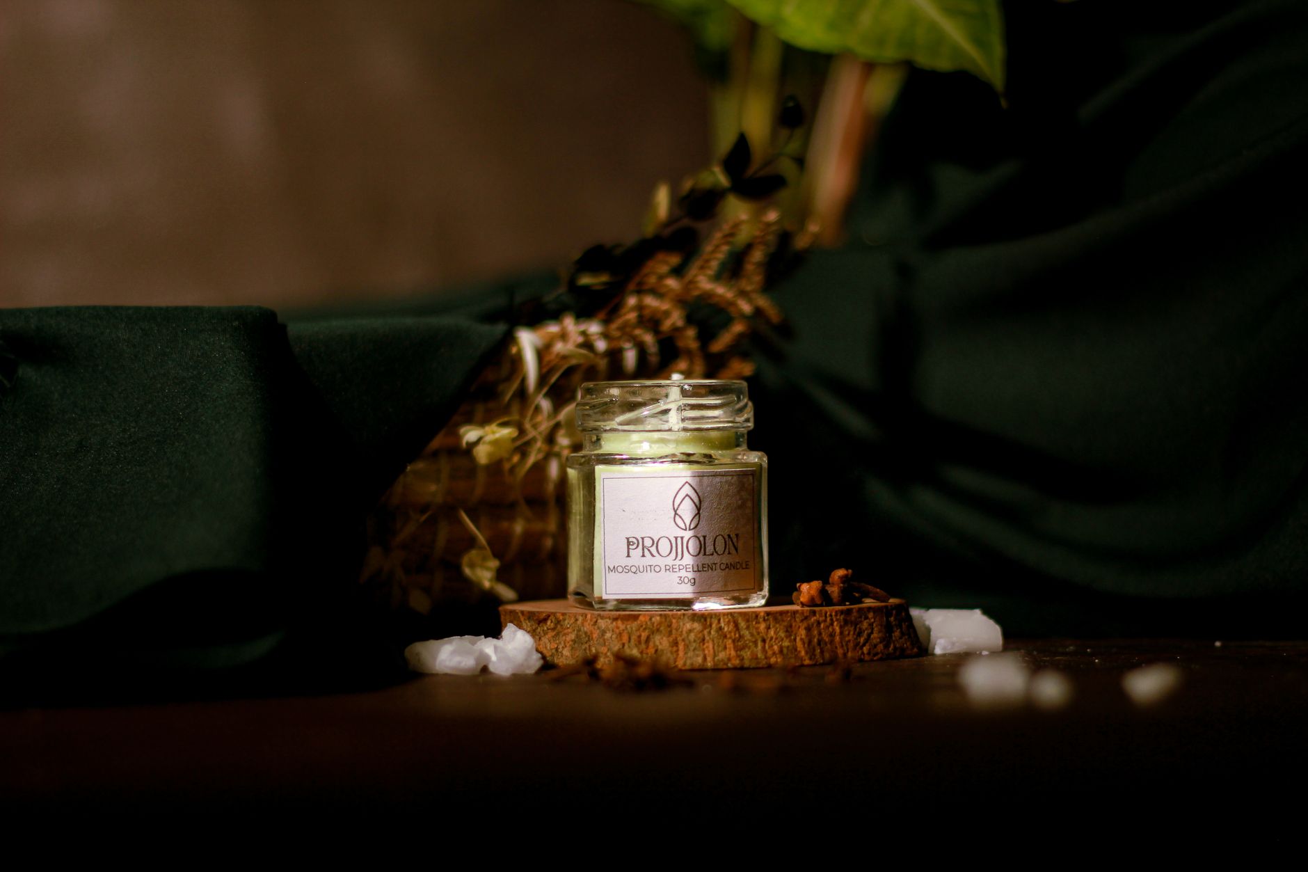 Bougie anti-moustique bio posée sur une table extérieure