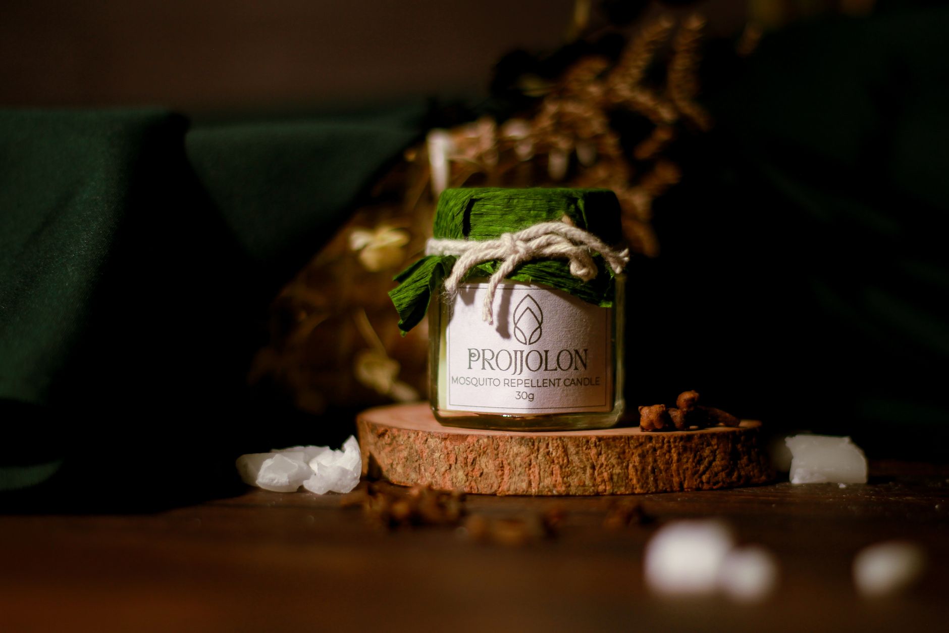 Bougie répulsive anti-moustique naturelle sur socle en bois