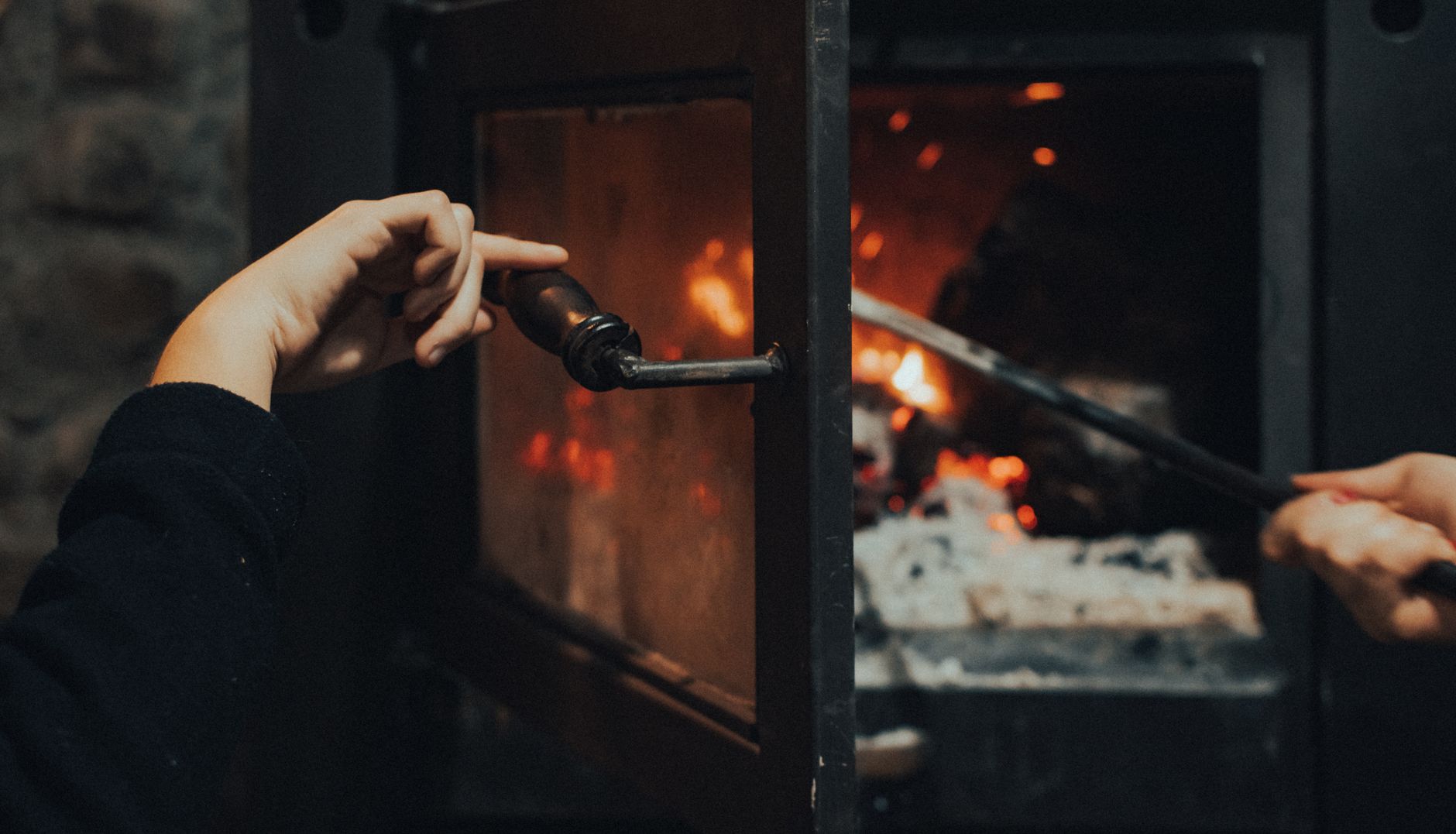 Bûches de bois sec empilées pour le poêle