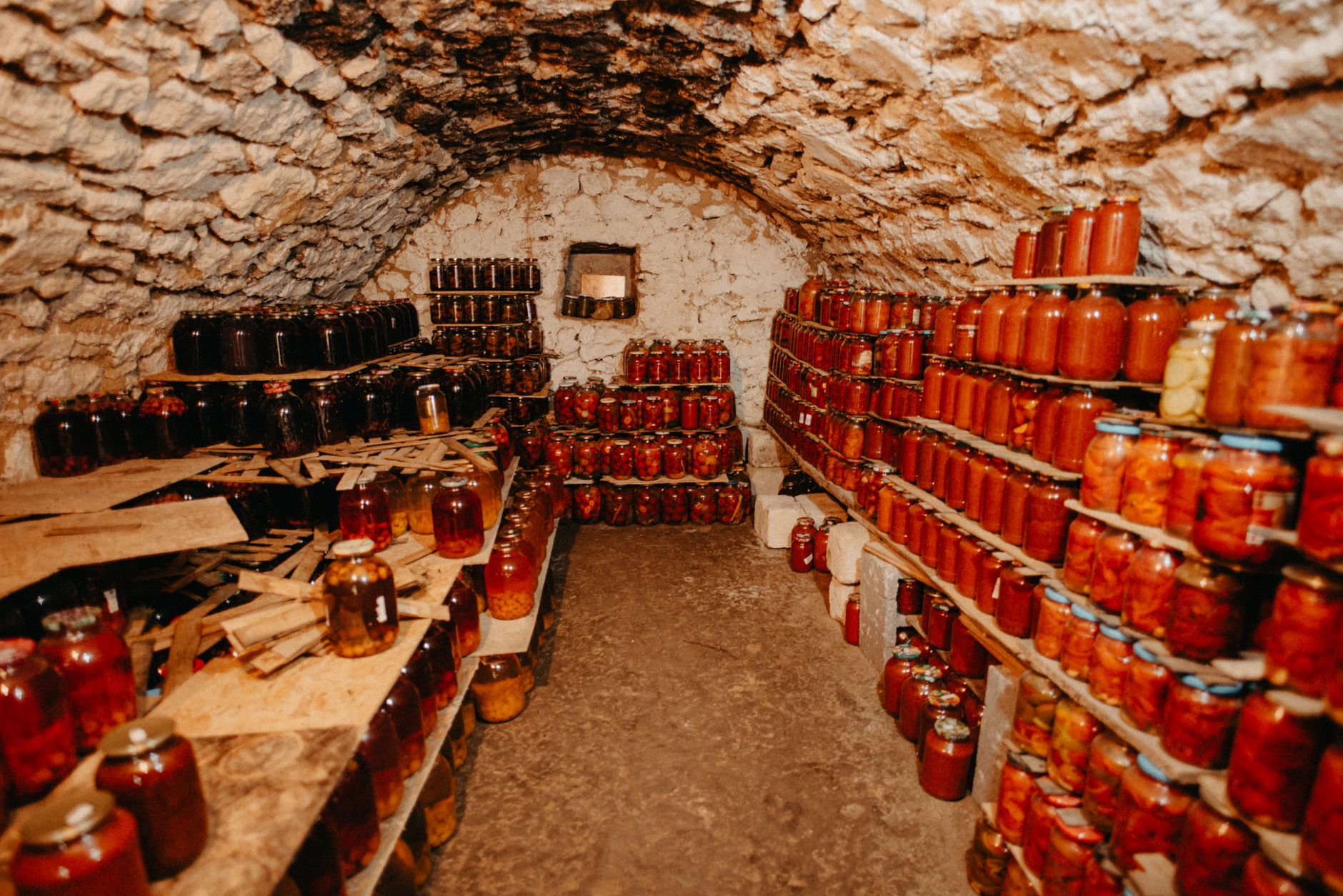 Cave sombre utilisée pour la conservation