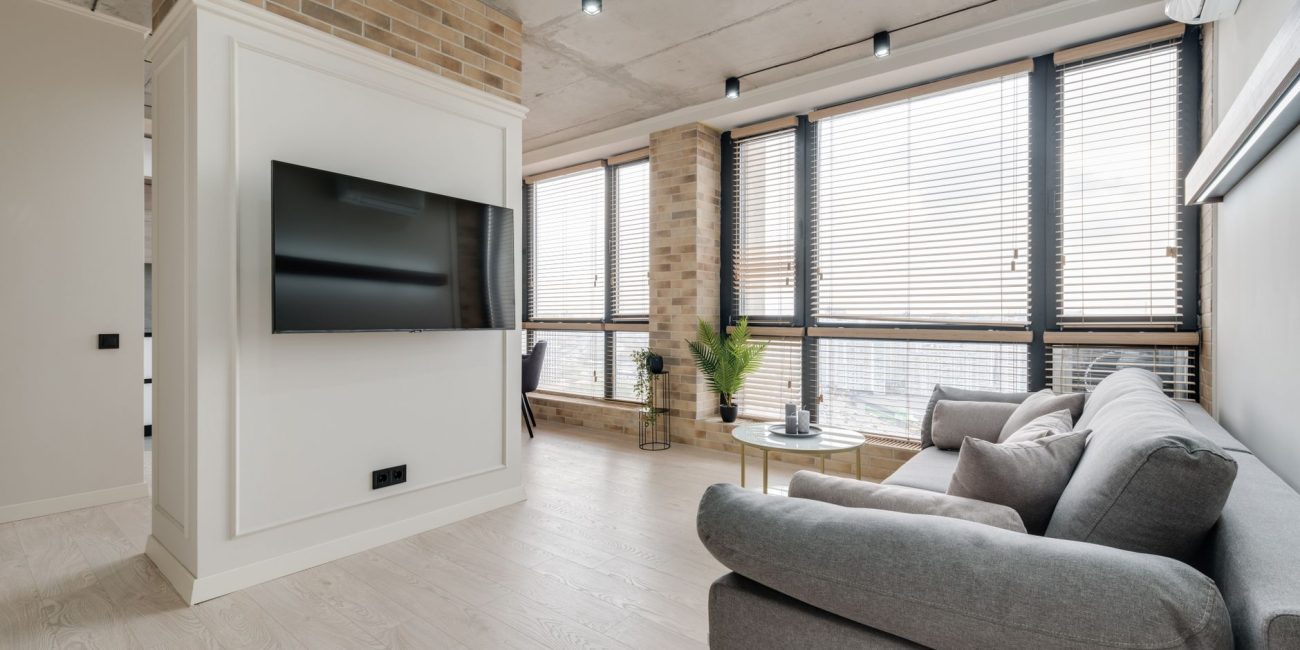 Salon lumineux avec climatisation murale bien integree