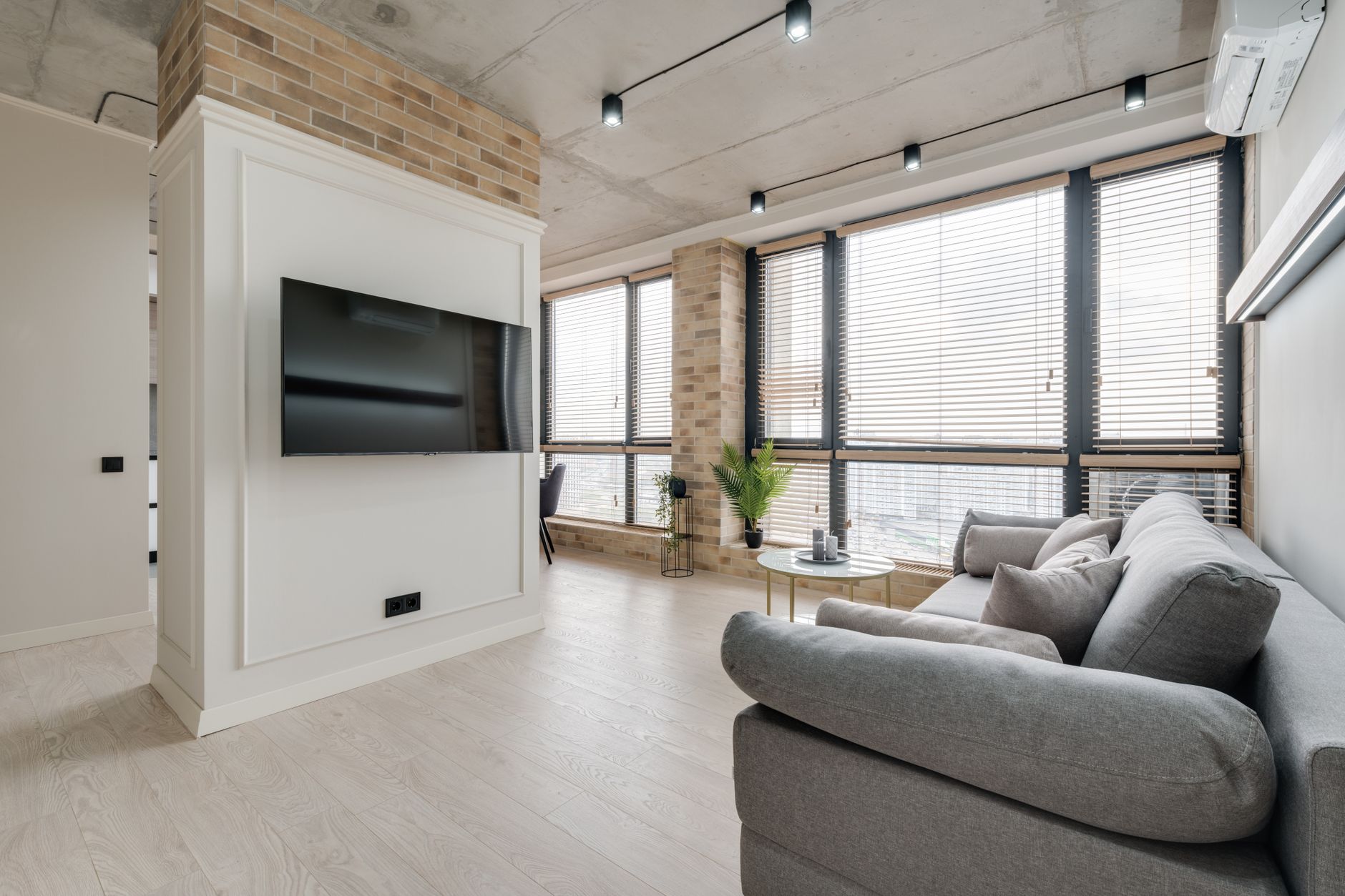 Salon lumineux avec climatisation murale bien integree