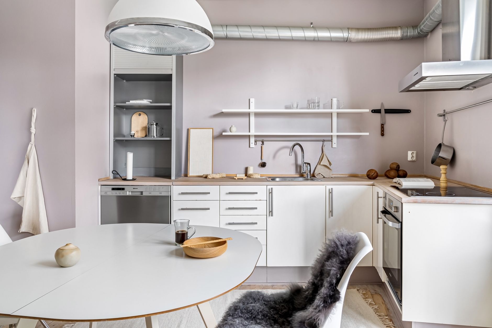 Cuisine moderne aux murs clairs et bois