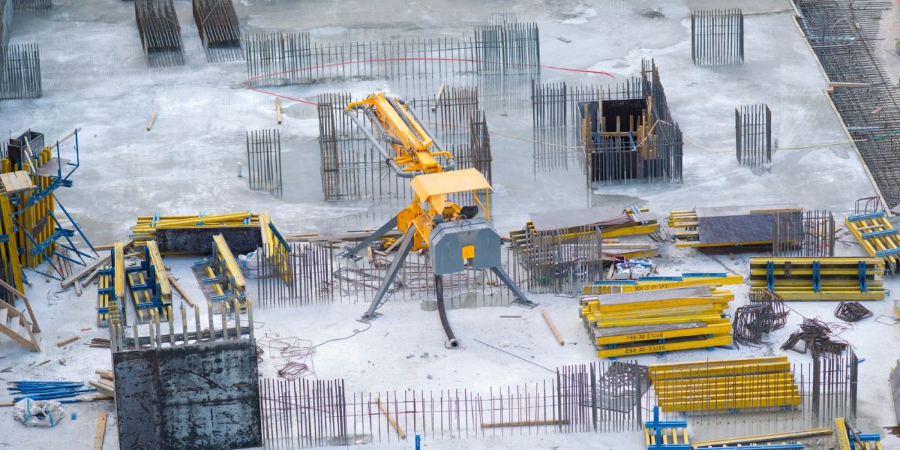 Coulage d'une dalle en béton armé sur un chantier