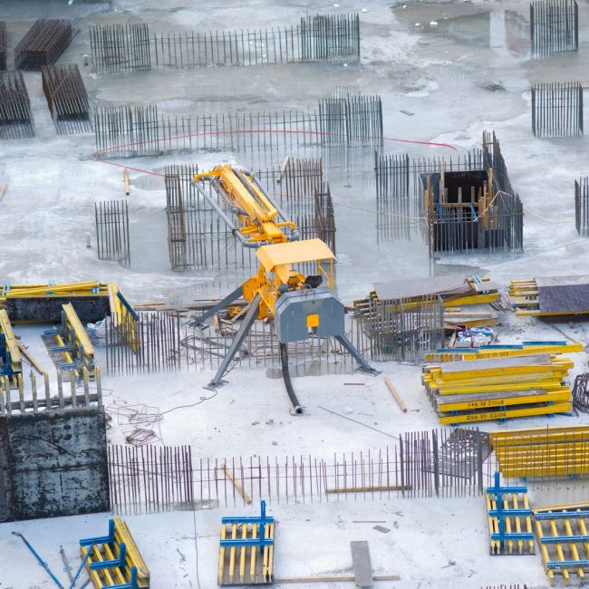 Coulage d'une dalle en béton armé sur un chantier