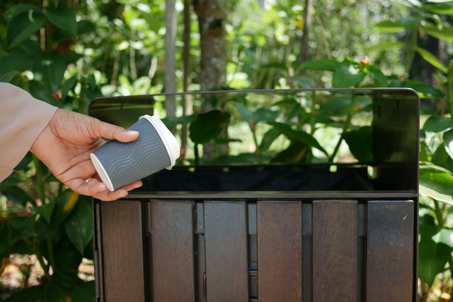 Un déchet biodégradable jeté dans un bac de recyclage