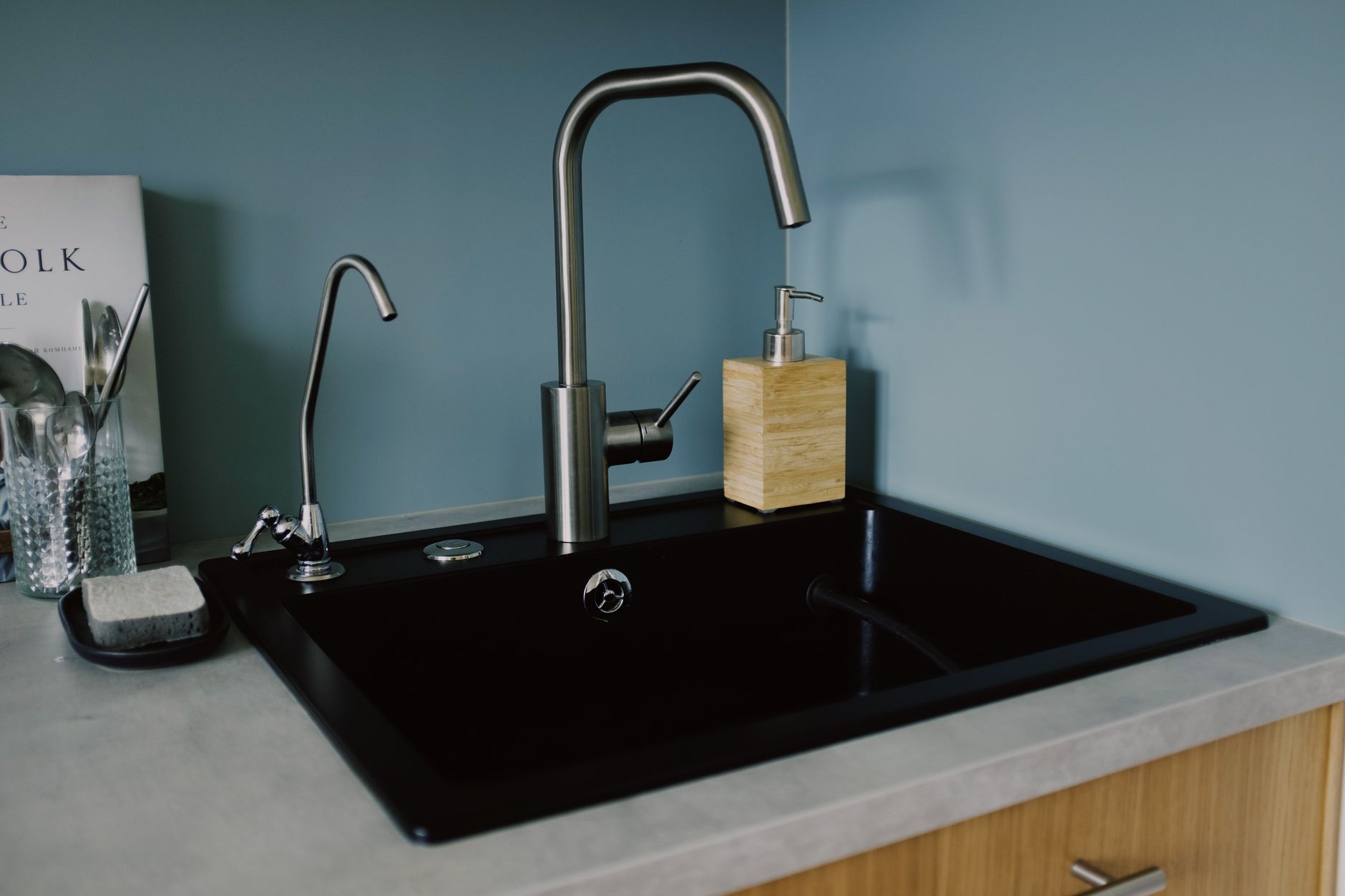Eau chaude versée dans un évier de cuisine