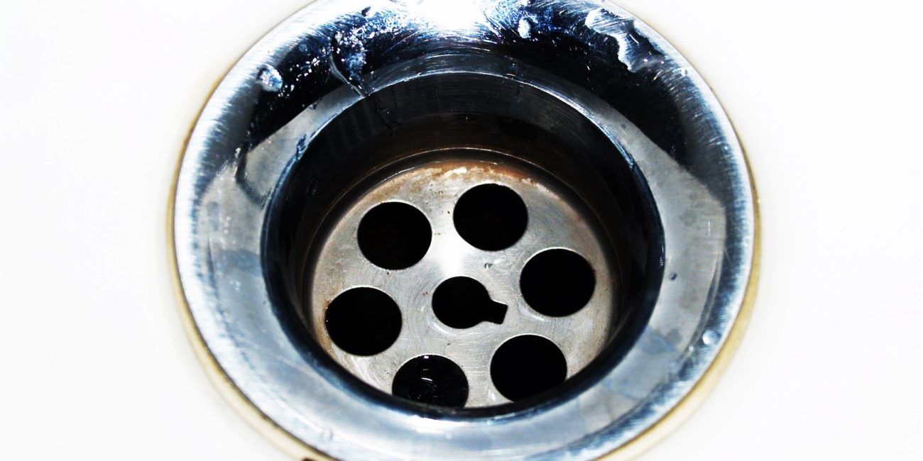 Évier de cuisine avec eau stagnante à déboucher
