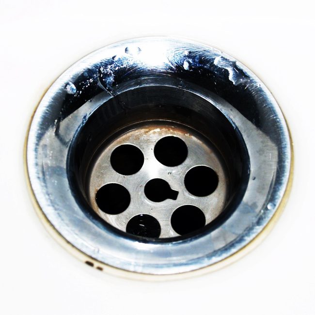 Évier de cuisine avec eau stagnante à déboucher