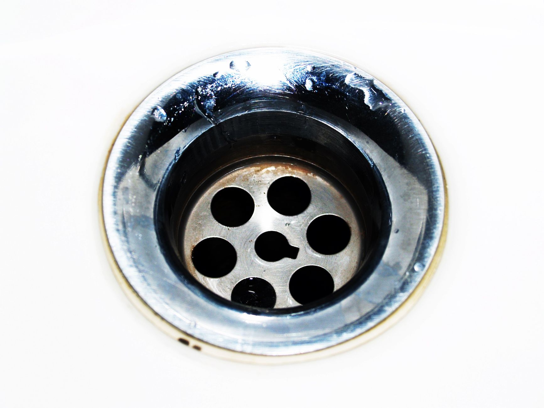 Évier de cuisine avec eau stagnante à déboucher