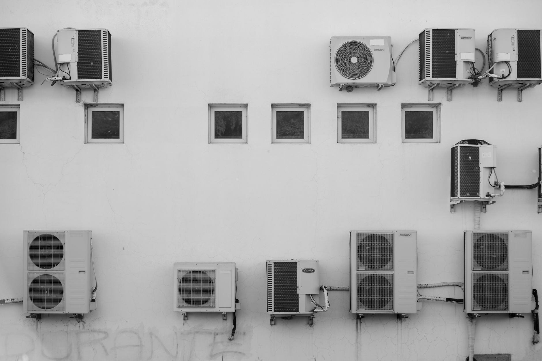 Façade d'immeuble équipée de plusieurs unités extérieures de climatisation