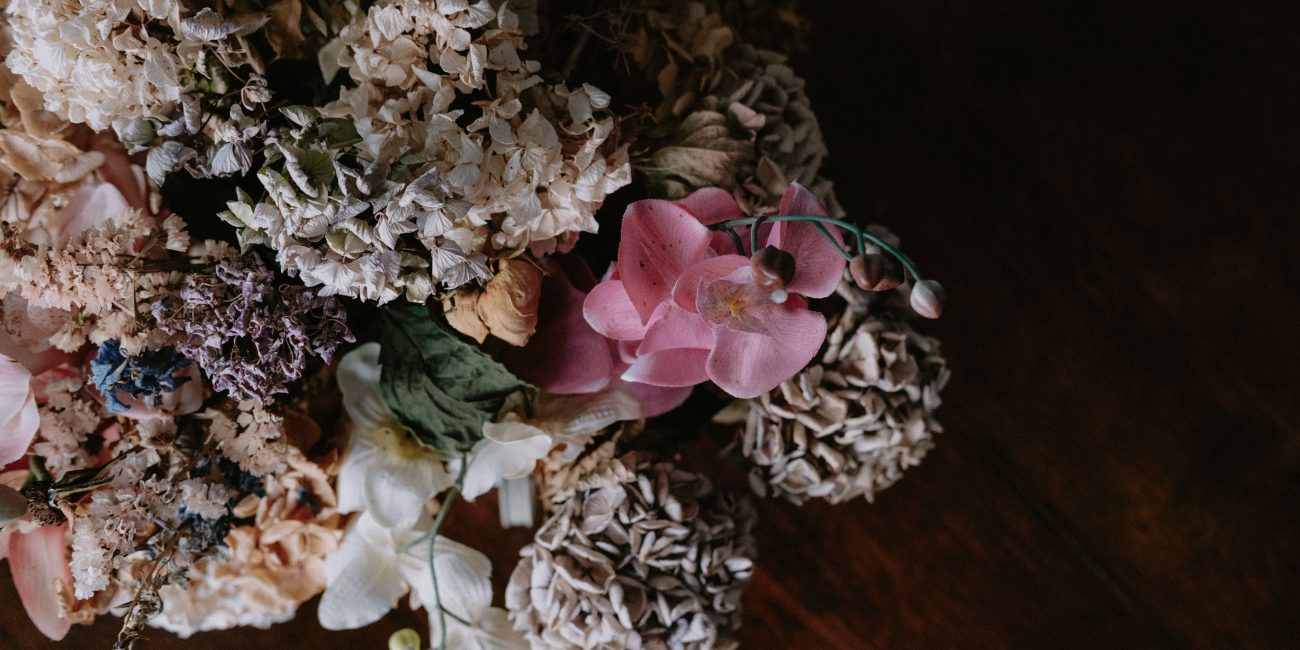 Bouquet d'hortensias séchés sur bois