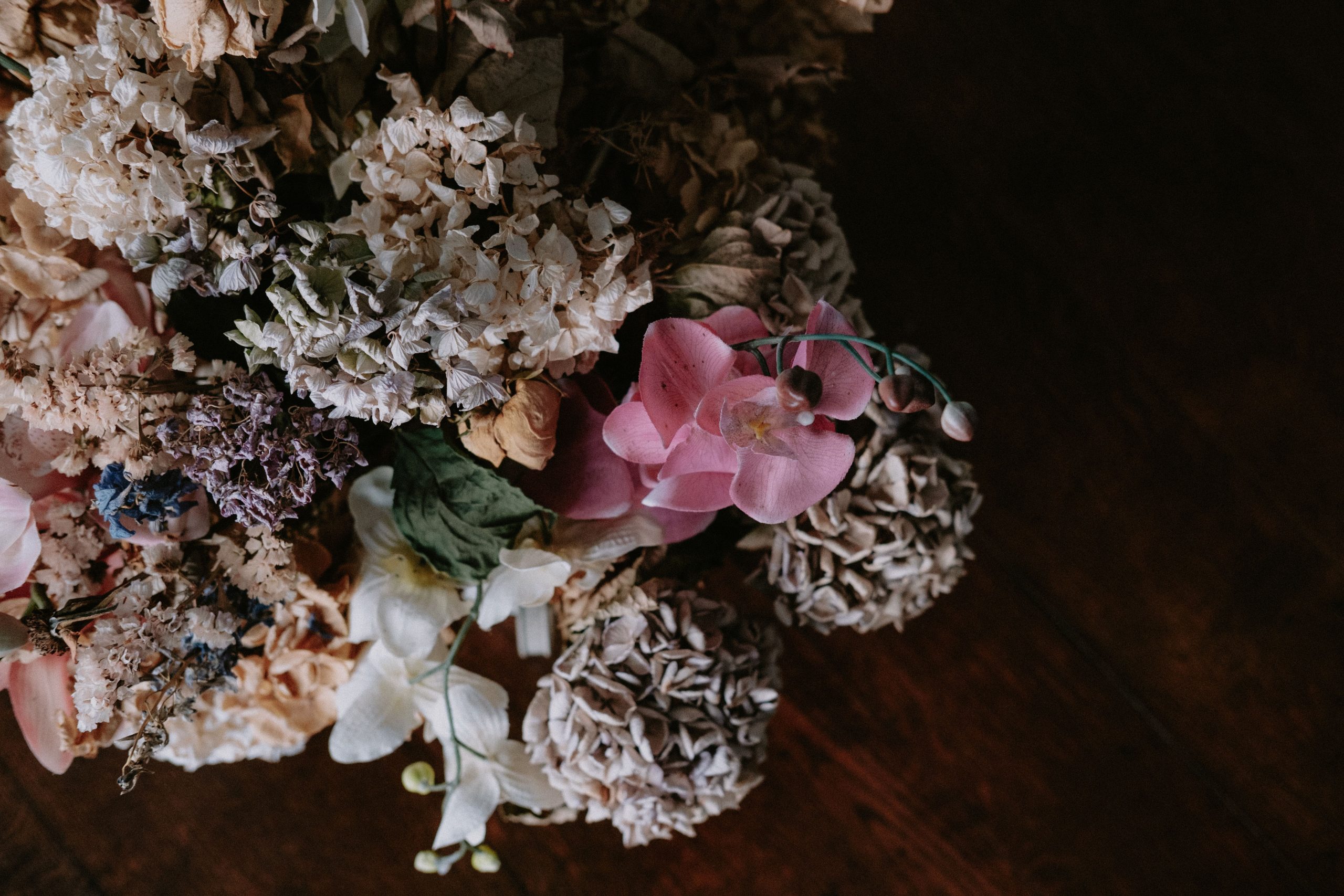 Bouquet d'hortensias séchés sur bois