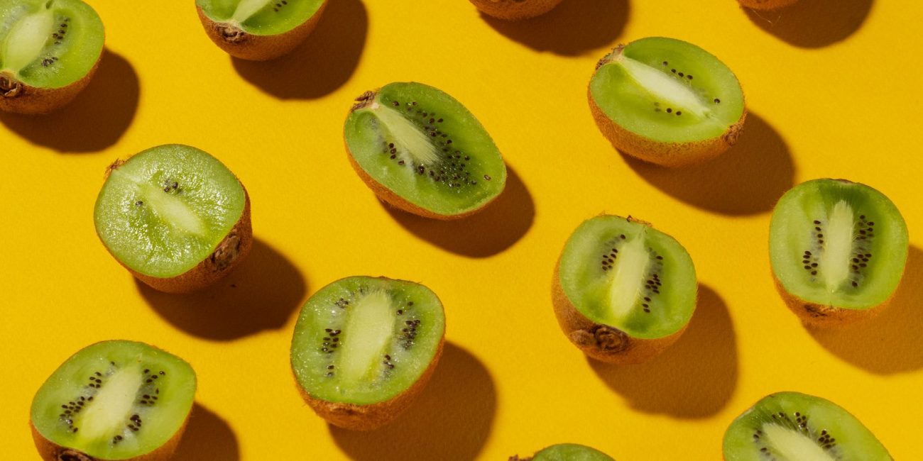 Fruits de kiwi sur la liane avant recolte