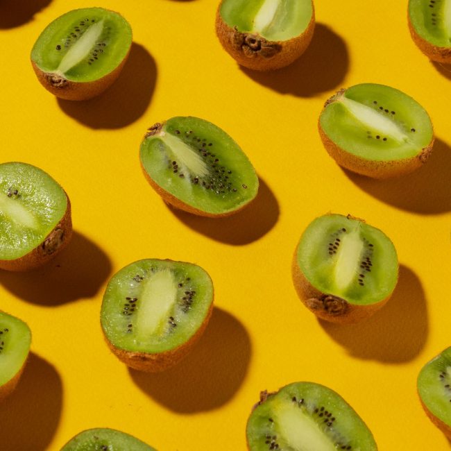 Fruits de kiwi sur la liane avant recolte